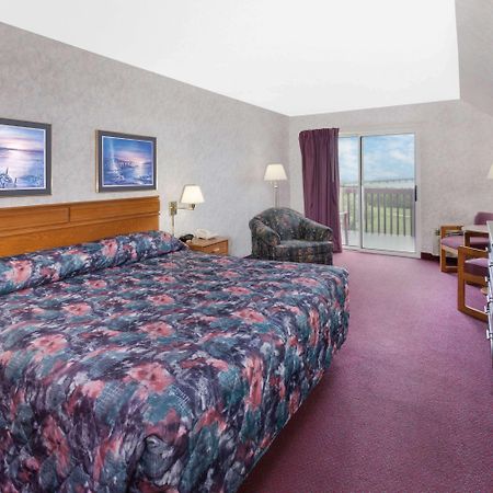 Super 8 By Wyndham St. Ignace Hotel Exterior photo