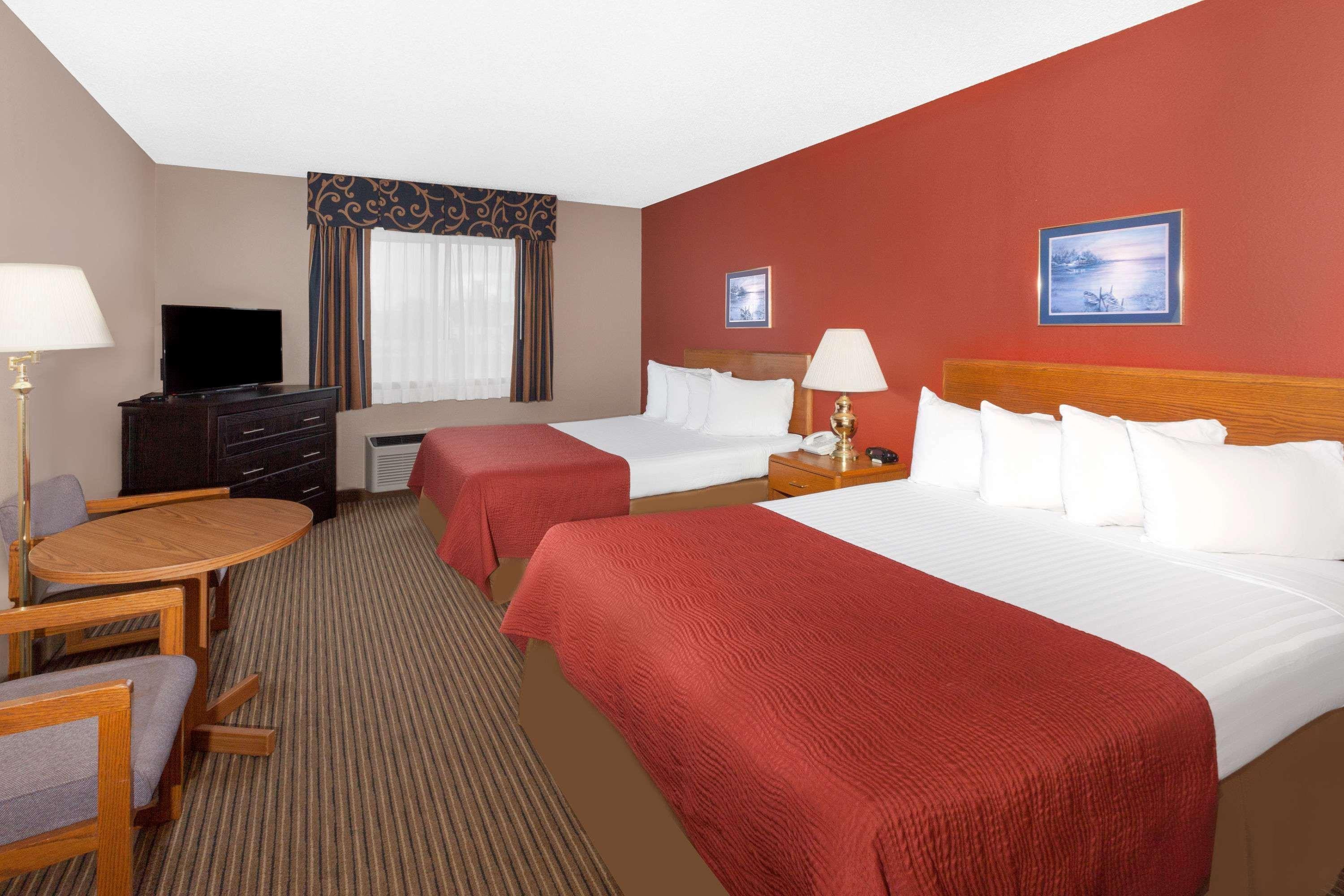 Super 8 By Wyndham St. Ignace Hotel Exterior photo