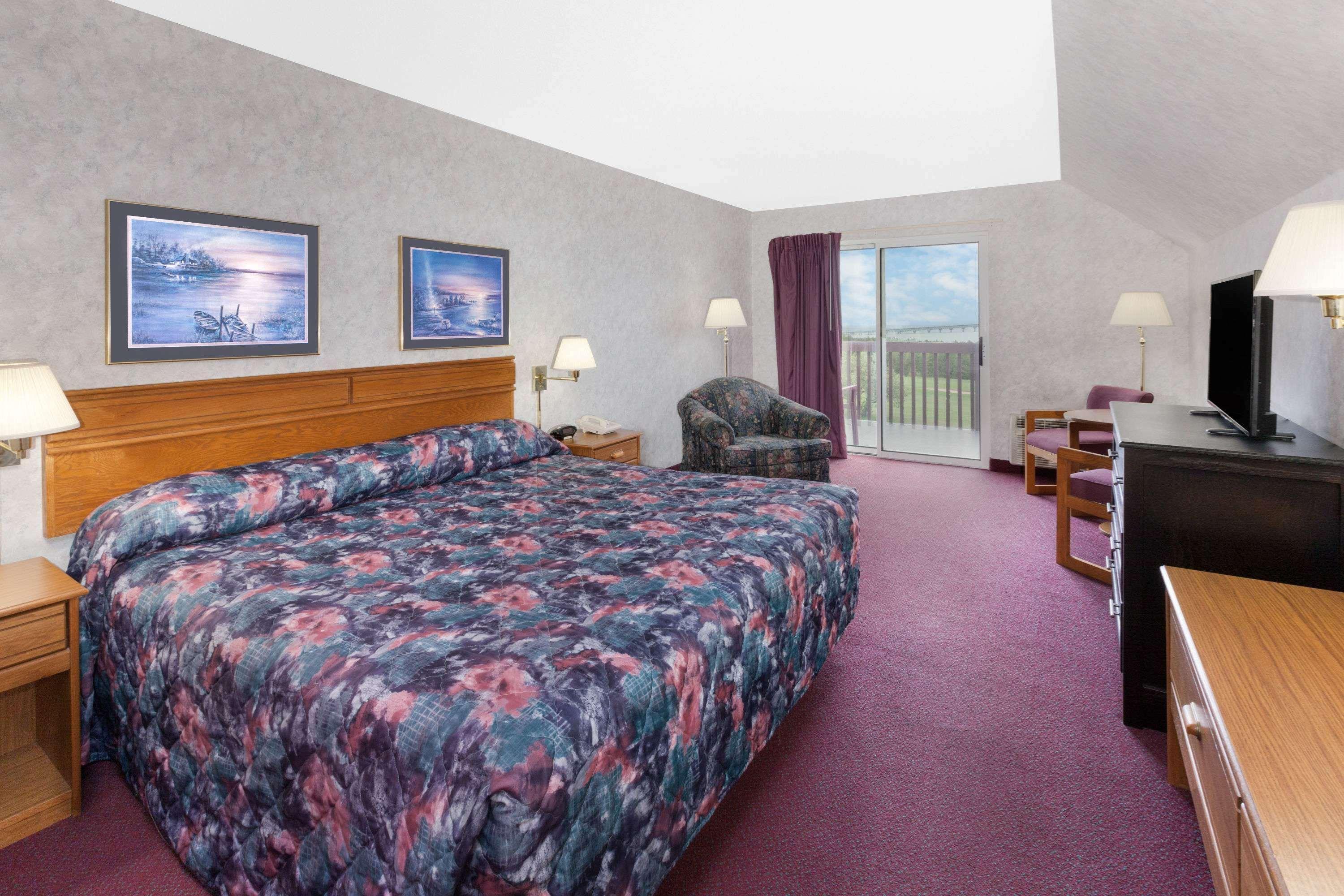 Super 8 By Wyndham St. Ignace Hotel Exterior photo