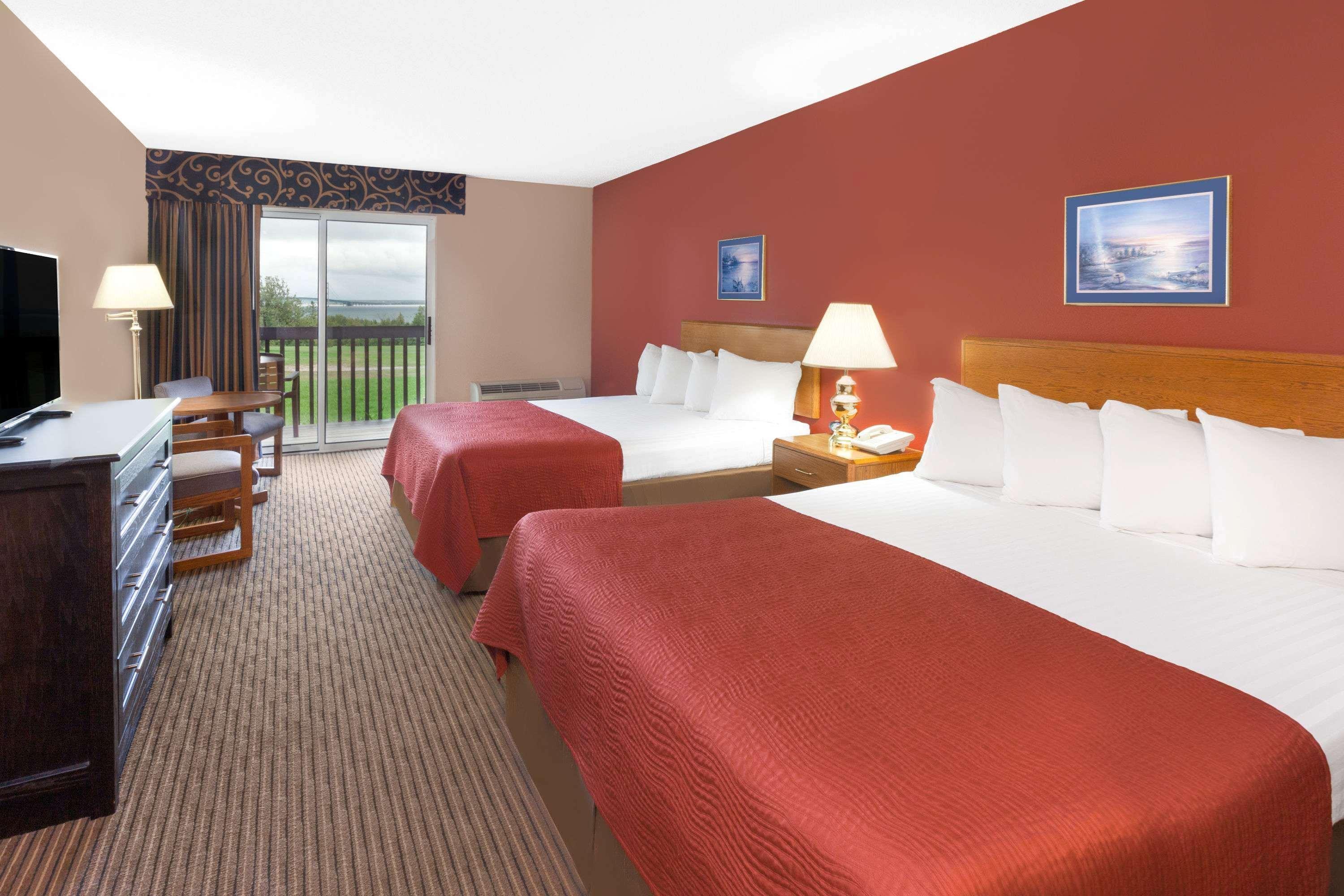 Super 8 By Wyndham St. Ignace Hotel Exterior photo