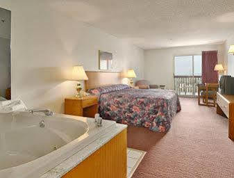 Super 8 By Wyndham St. Ignace Hotel Exterior photo